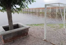 Fotos | Invaden aguas negras colegio en Las Mercedes