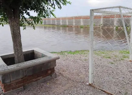 Fotos | Invaden aguas negras colegio en Las Mercedes