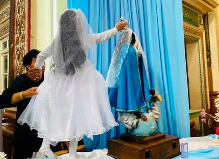 Coronan a la Virgen María Coronan a la Virgen María