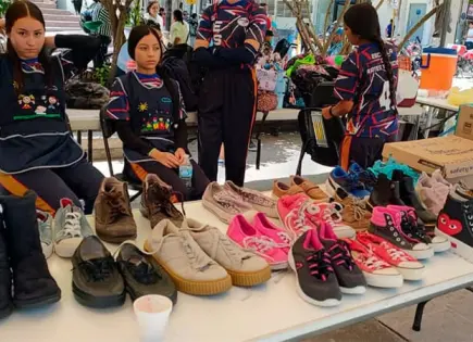 Estudiantes donan ropa y zapatos Estudiantes donan ropa y zapatos