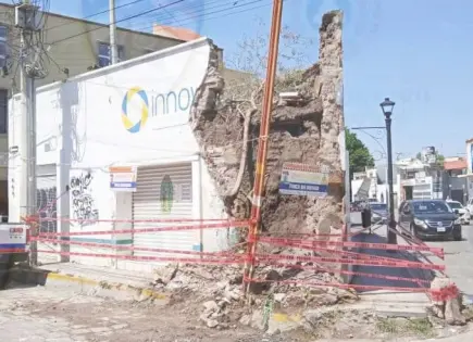 Acordonan riesgoso inmueble en avenida Reforma