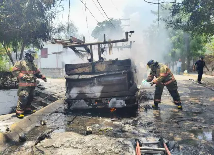 Camioneta de la CFE se incendia en Ciudad Valles; terminó calcinada