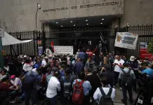 Maestros atacan con explosivos edifico de Segob