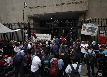 Maestros atacan con explosivos edifico de Segob