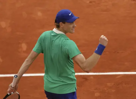 Jannik Sinner continúa su racha ganadora en Roland Garros y llega a semifinales