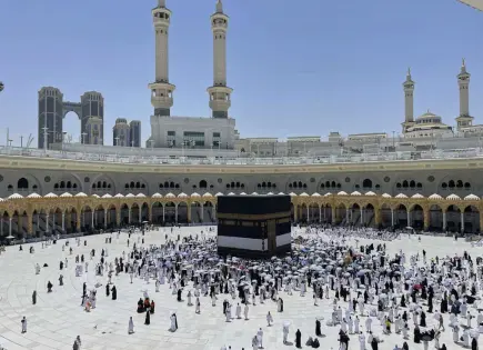 Peregrinos extranjeros participan en rituales islámicos en Arafat durante el Haj Peregrinos extranjeros participan en rituales islámicos en Arafat durante el Haj