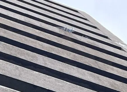 Aguacero y viento derriban árboles y cristales del edificio EME