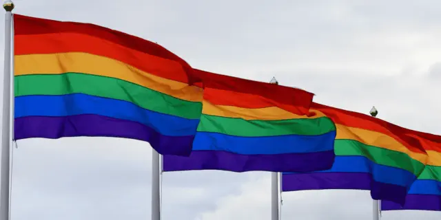 Migrantes LGBTQ+ protestan en New York City Pride