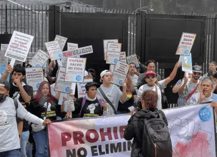 J&oacute;venes protestan con mariachis frente al Senado por regulaci&oacute;n de cigarros electr&oacute;nicos