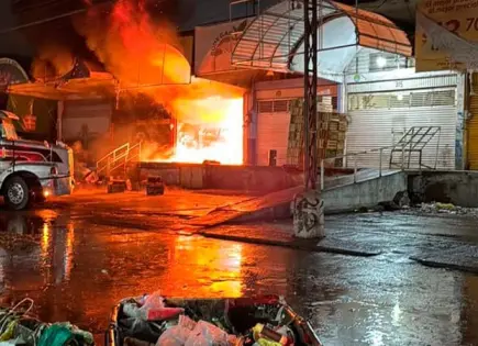 Incendio consume bodega en el Centro de Abastos