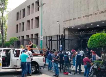 CNTE acordona la Segob en preparación para otra mesa de negociación