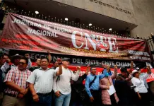 Maestros de la CNTE buscan ingresar a oficinas del ISSSTE Maestros de la CNTE buscan ingresar a oficinas del ISSSTE