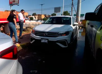 Sólo daños, deja carambola en Av. S. Nava