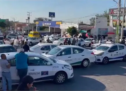 Taxistas colapsan las calles en Cuernavaca