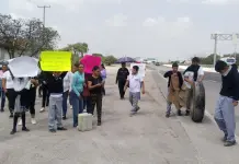 Obstruyen carretera 57 por falta de maestros en Telesecundaria