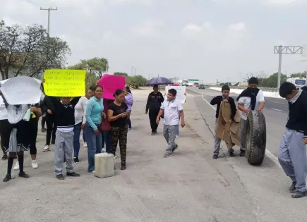 Obstruyen carretera 57 por falta de maestros en Telesecundaria