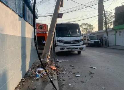 Tres lesionados en choque de cami&oacute;n con poste de CFE