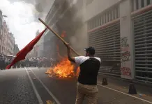 Maestros prenden fuego a instalaciones del SNTE