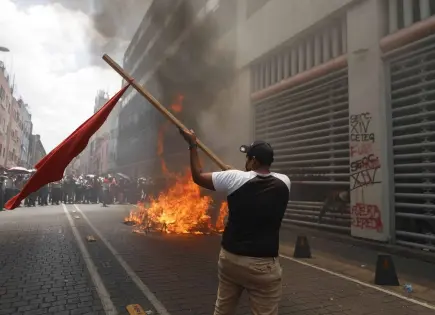 Maestros prenden fuego a instalaciones del SNTE