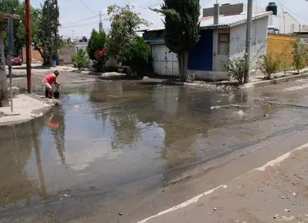 Agua negra inunda casas en Las Mercedes