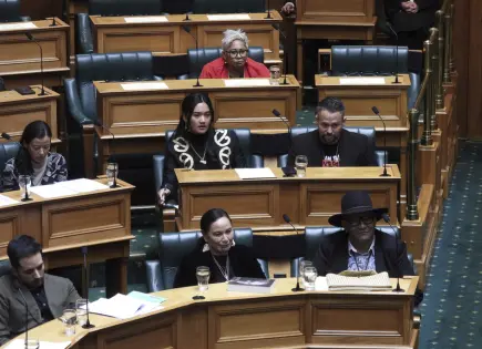 Suspensiones récord en Parlamento de Nueva Zelanda por protesta con haka maorí