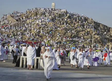 Peregrinos musulmanes escalan Monte Arafat para ritual anual