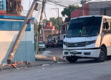 Camión de personal choca con un poste 