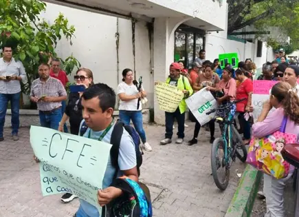 Ejidatarios se manifiestan en oficinas de CFE