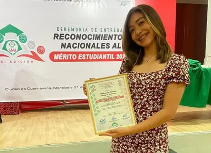 Matehualense reconocida por Mérito Estudiantil