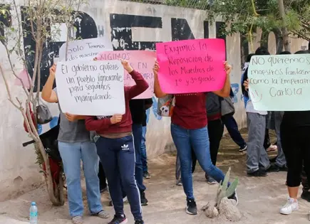 Padres toman  telesecundaria  Benito Juárez