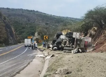 Vuelca tráiler en autopista Valles-Rayón; hay cierre parcial 