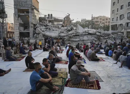 Palestinos en Gaza celebran Eid al-Adha entre ruinas y escasez de alimentos