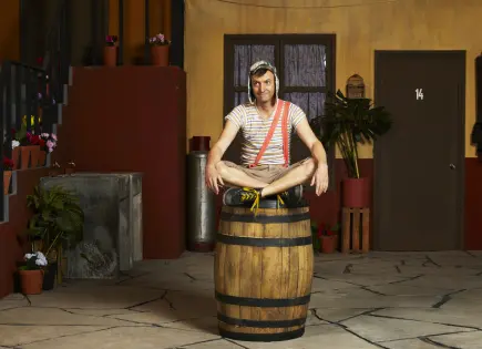 Descubre la serie biográfica de Chespirito: Sin querer queriendo