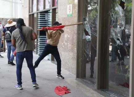 CETEG irrumpe en la Torre Bienestar de Reforma