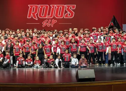 Rojos SLP entrega uniformes infantiles