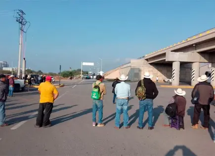 Pierden millones debido al bloqueo