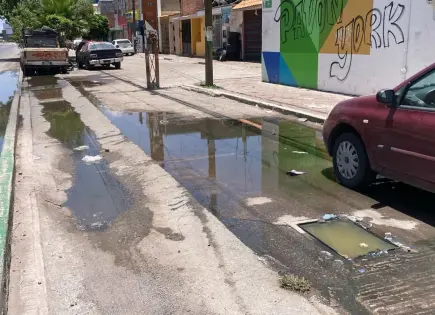 Desatienden fuga de aguas negras en lateral de carretera a Matehuala