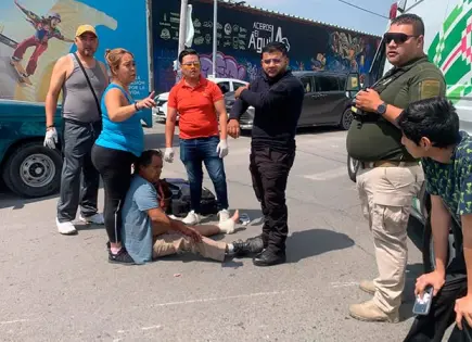 Hombre en motocicleta impacta contra un auto