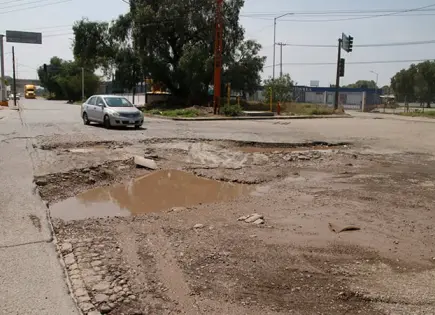 Megabaches,  un riesgo en  Av. Industrias