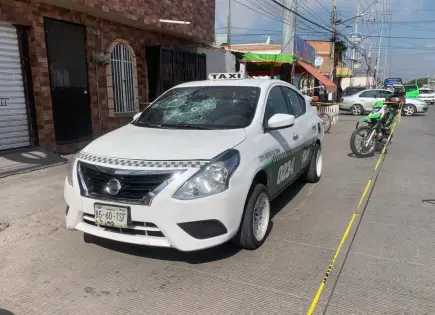 Balen un taxi en avenida San Pedro