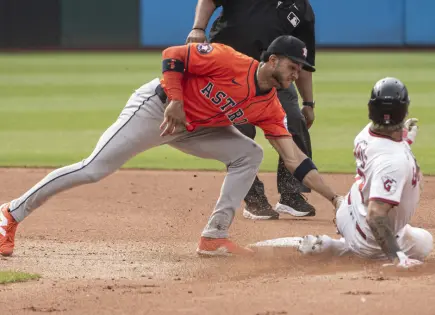 Astros toman ventaja y vencen a Guardians en diez entradas