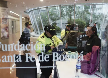 "Horas críticas" atraviesa senador y aspirante presidencial colombiano tras atentado, según reportes