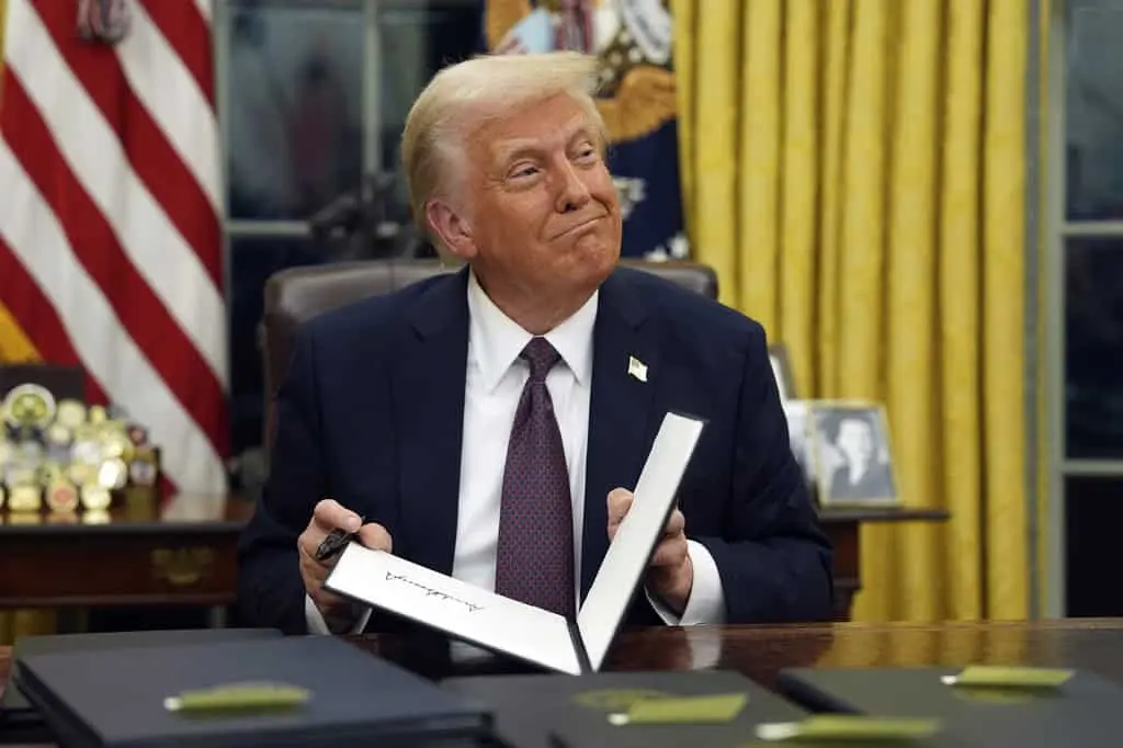 Donald Trump presenta su nuevo celular T1 fabricado en China