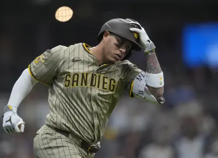 Jonrón de Manny Machado marca la diferencia y los Padres vencen 1-0 a los Cerveceros