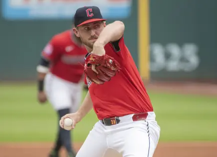 Jones anota carrera decisiva con error y Guardianes vencen 4-2 a Astros