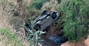 Cae camioneta a río al cruzar puente inconcluso