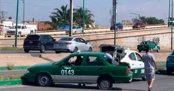 Impacta un taxi contra contención de concreto