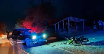 Muere motociclista al chocar contra una camioneta