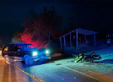 Muere motociclista al chocar contra una camioneta