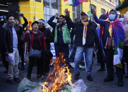 Bloqueos de carreteras mantienen a La Paz aislada